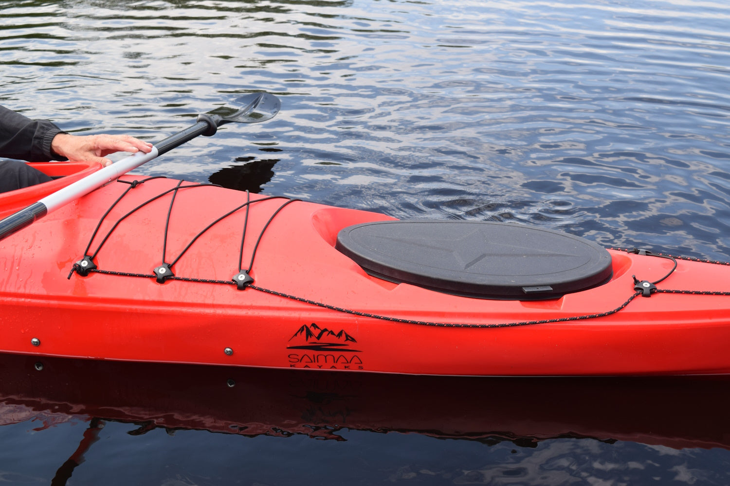 Saimaa Kayaks Trek -retkikajakin keulaluukku ja etuosa